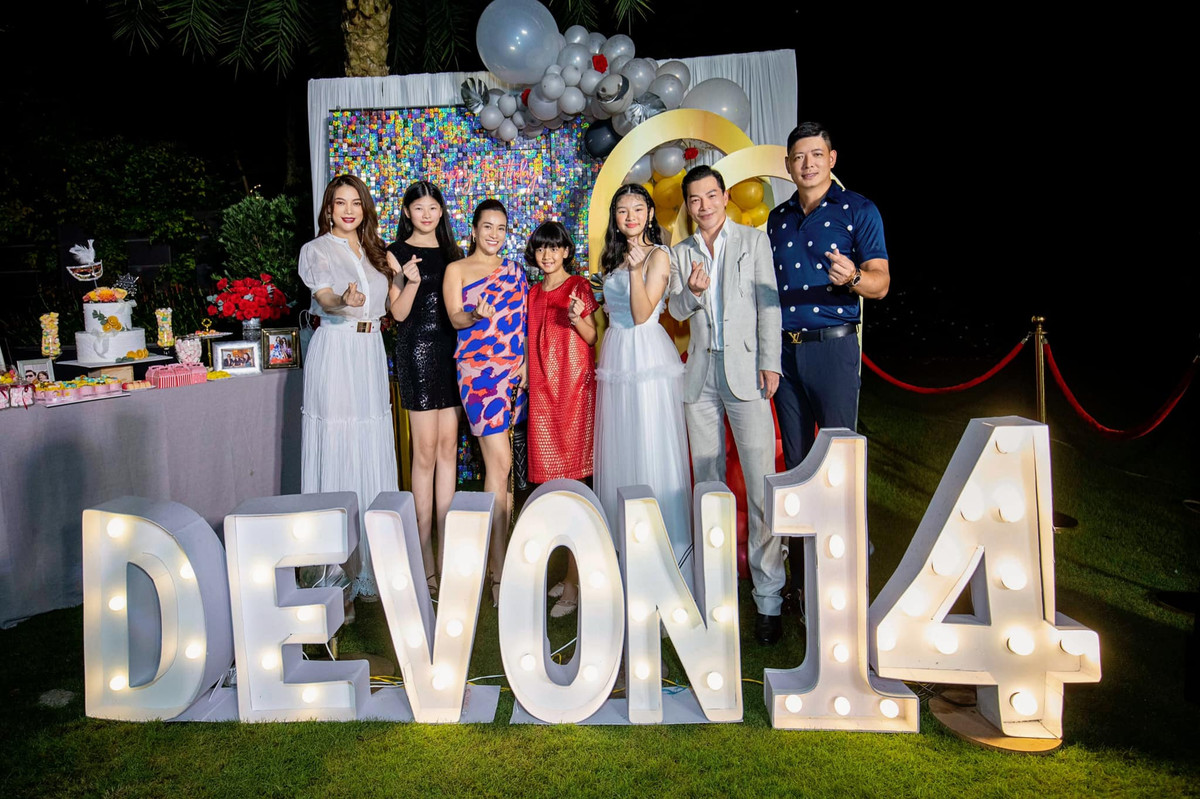 Nghệ sĩ Trương Ngọc Ánh và Trần Bảo Sơn hội ngộ mừng con gái Devon tròn 14 tuổi.