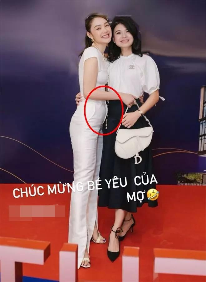 Mới đây, Minh Hằng xuất hiện trong một sự kiện gây chú ý. Người đẹp diện cả cây trắng đơn giản mà trẻ trung với áo thun ôm sát sơ vin cùng quần trắng ống loe. Nhan sắc rạng rỡ của giọng ca Một Vòng Trái Đất ở tuổi 35 khiến khán giả không khỏi xuýt xoa. Tuy nhiên, ở góc nghiêng, nữ ca sĩ đã vô tình "tố" điểm phì nhiêu duy nhất trên cơ thể, chính là phần bụng mỡ.