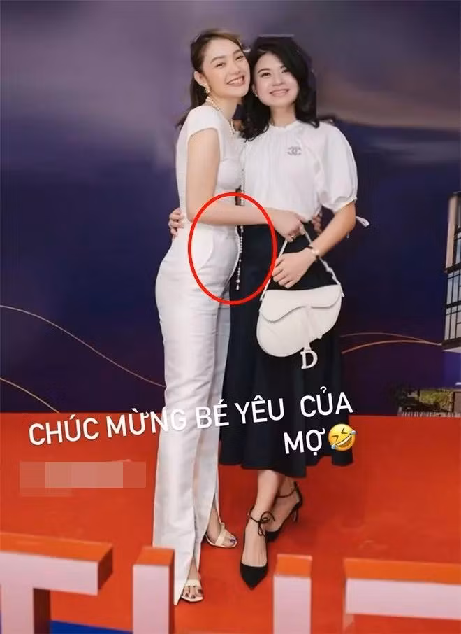 Mới đây, Minh Hằng xuất hiện trong một sự kiện gây chú ý. Người đẹp diện cả cây trắng đơn giản mà trẻ trung với áo thun ôm sát sơ vin cùng quần trắng ống loe. Nhan sắc rạng rỡ của giọng ca Một Vòng Trái Đất ở tuổi 35 khiến khán giả không khỏi xuýt xoa. Tuy nhiên, ở góc nghiêng, nữ ca sĩ đã vô tình "tố" điểm phì nhiêu duy nhất trên cơ thể, chính là phần bụng mỡ.