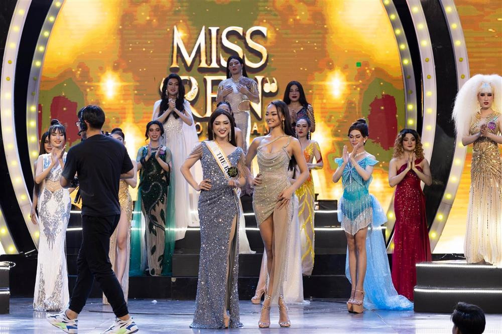 Khoảnh khắc tỏa sáng của á hậu 4 trên sân khấu khi khéo léo tạo dáng vắt chân.