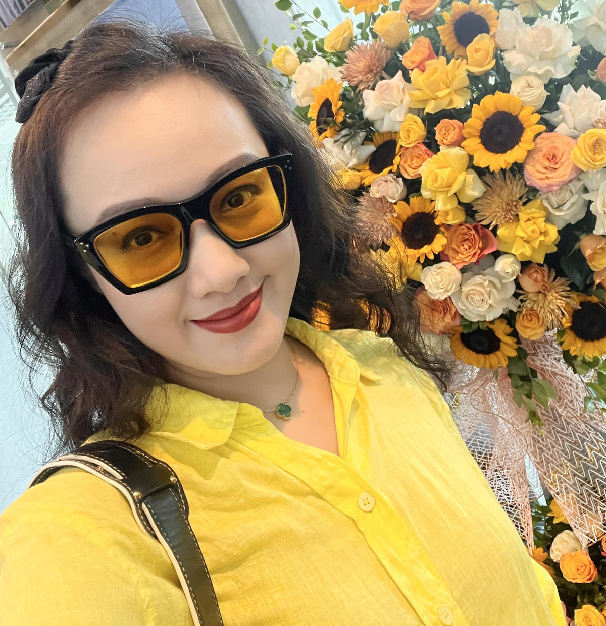 BTV Hoài Anh thích thú khi thấy mình mặc áo trùng màu bó hoa đẹp.