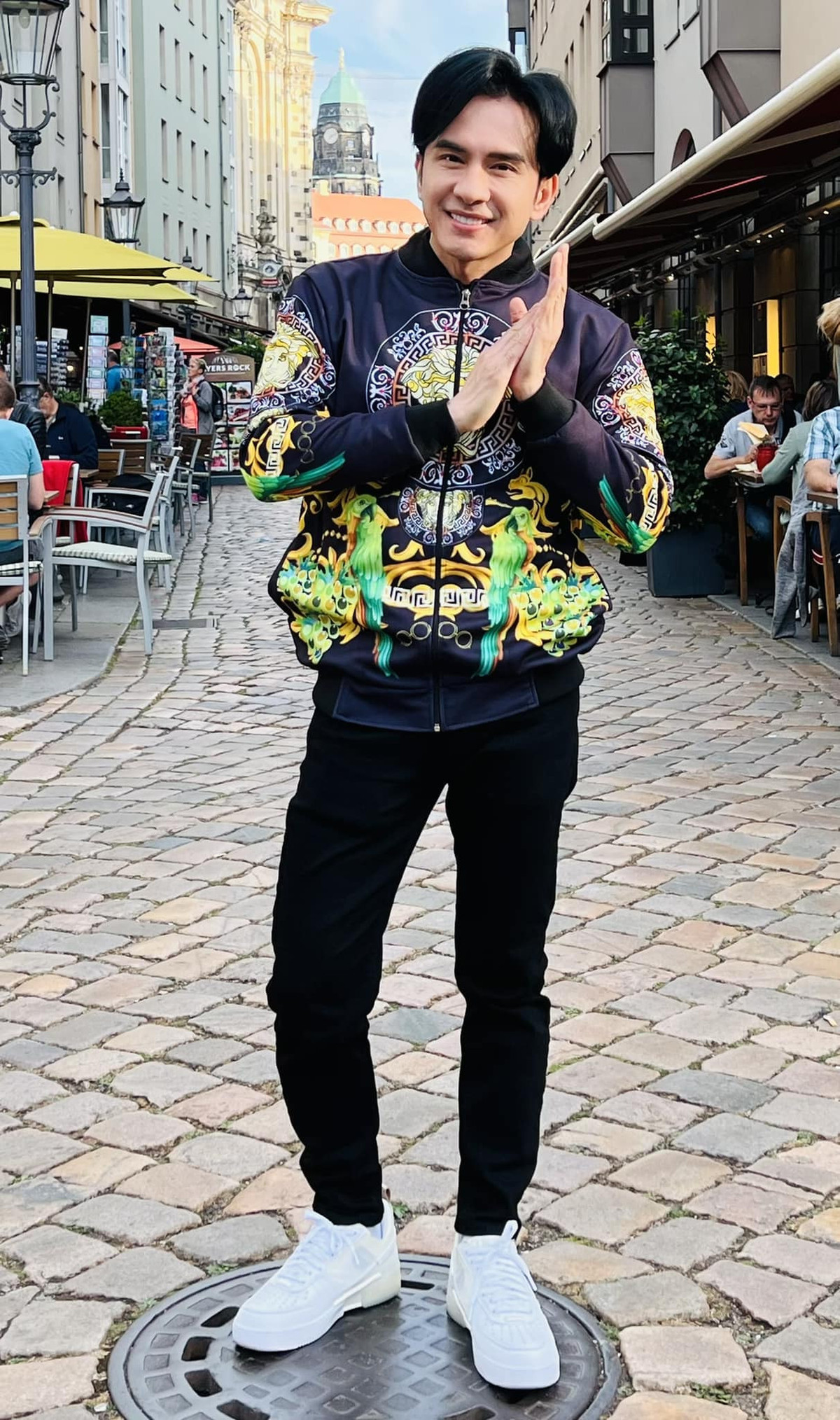 Ca sĩ Đan Trường mặc trẻ trung dạo phố Mỹ.