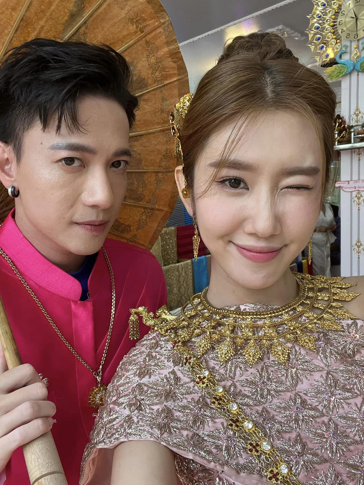 Diễn viên Thúy Ngân và ca sĩ S.T Sơn Thạch trong trang phục truyền thống của Thái Lan.