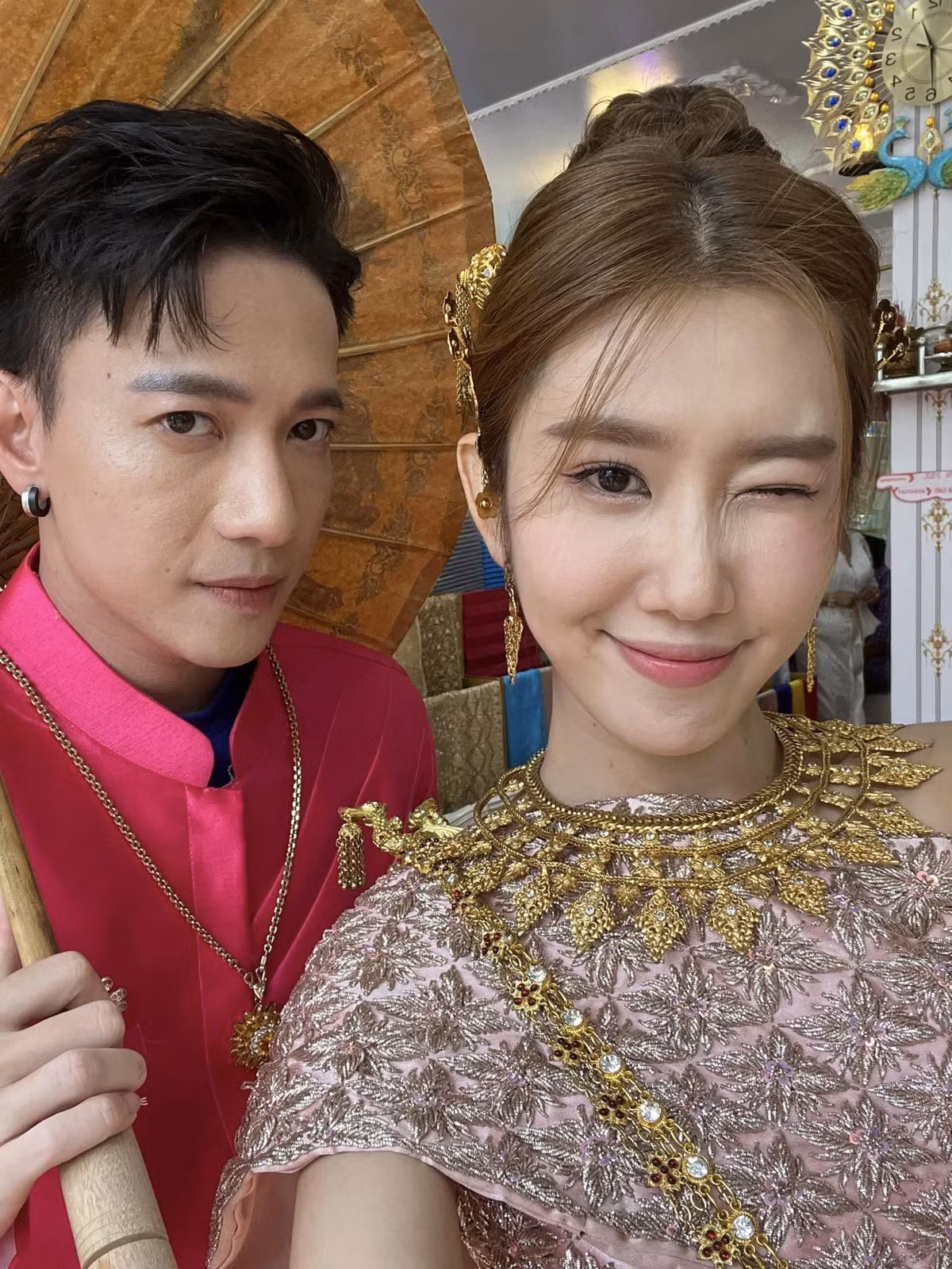 Diễn viên Thúy Ngân và ca sĩ S.T Sơn Thạch trong trang phục truyền thống của Thái Lan.