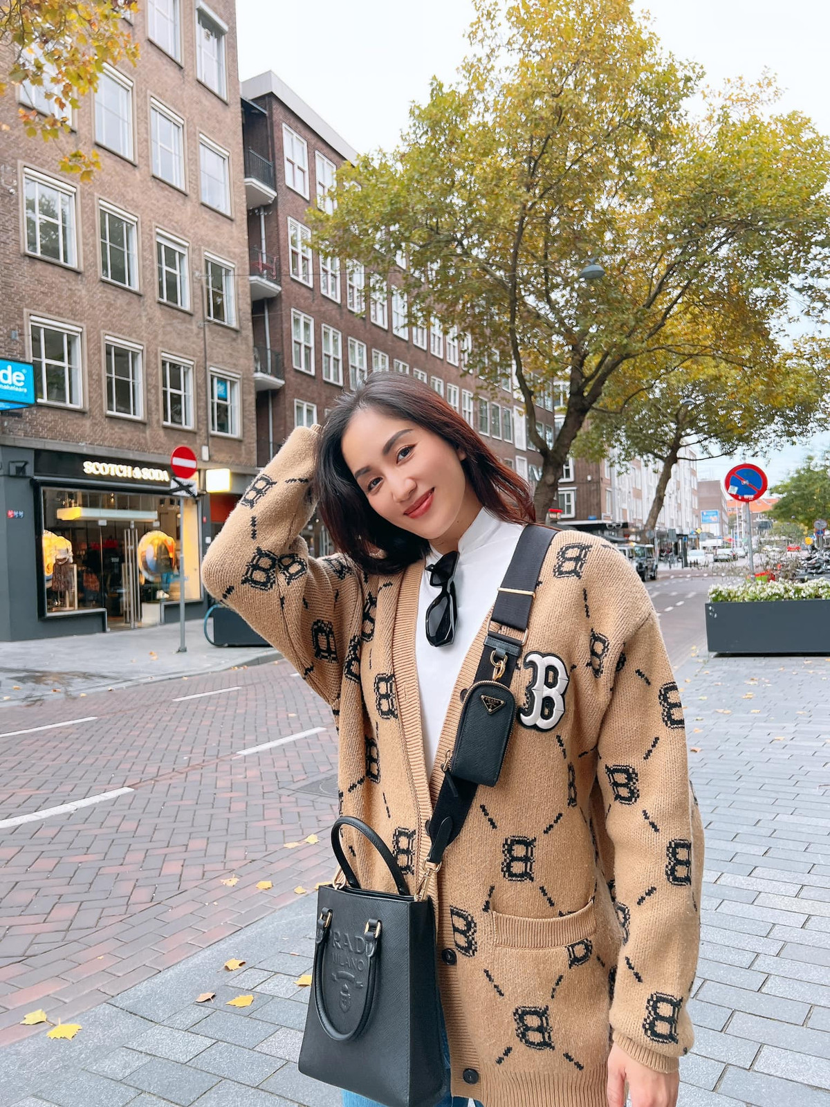 Sao Việt Khánh Thi chú thích ảnh: "Đứng đây đợi hạnh phúc. Đại loại là đợi quà, đợi shopping, đợi đi chơi, đợi ăn, đợi uống...". Phan Hiển hài hước bình luận: "Anh đợi cả tháng nay mà chẳng thấy ai phát lương cả".