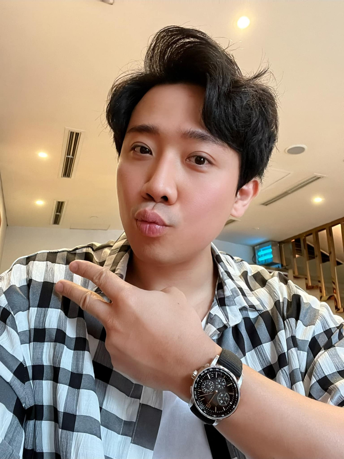 MC Trấn Thành ghi lại khoảnh khắc cảm xúc vui vẻ.