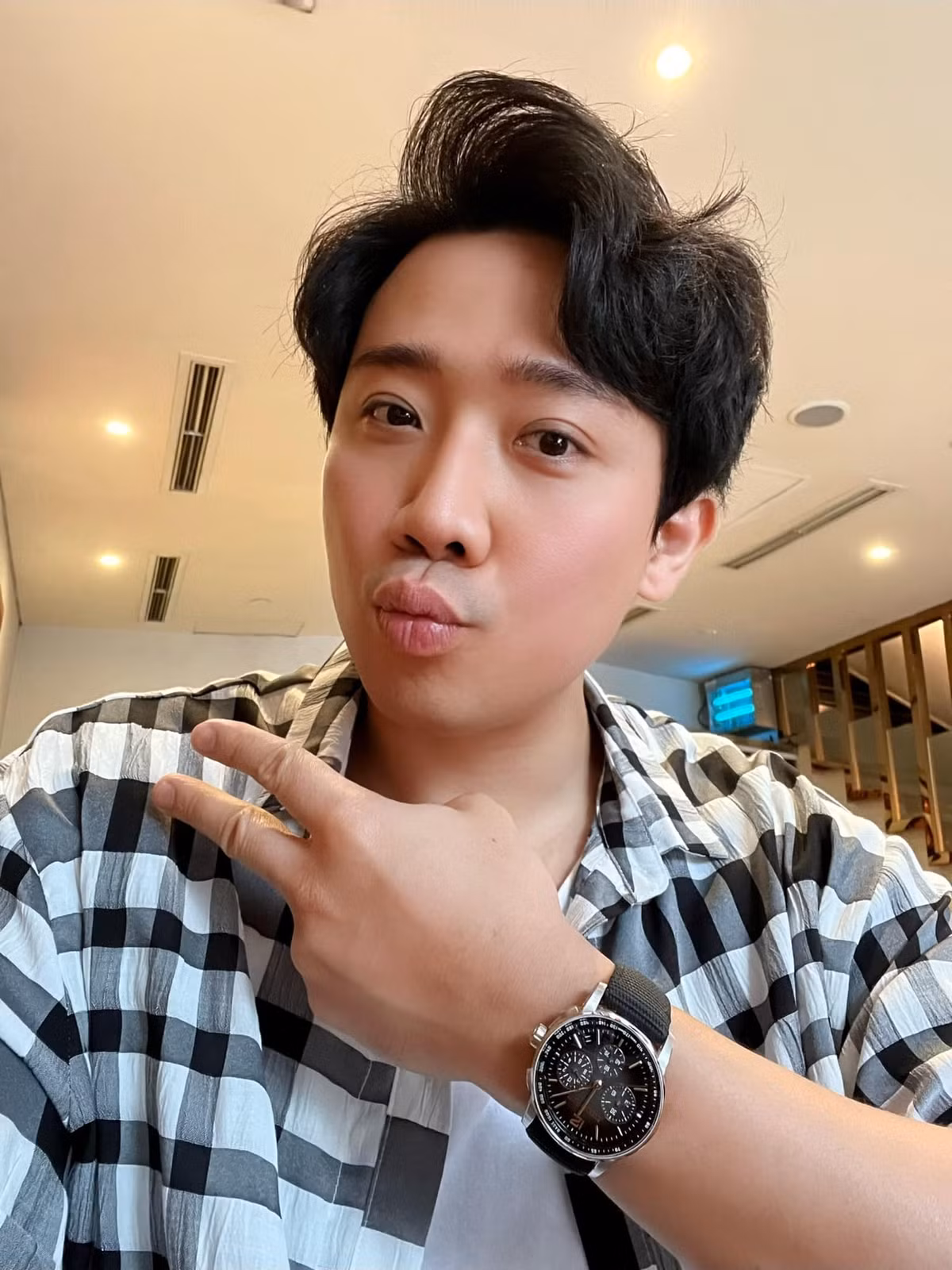 MC Trấn Thành ghi lại khoảnh khắc cảm xúc vui vẻ.