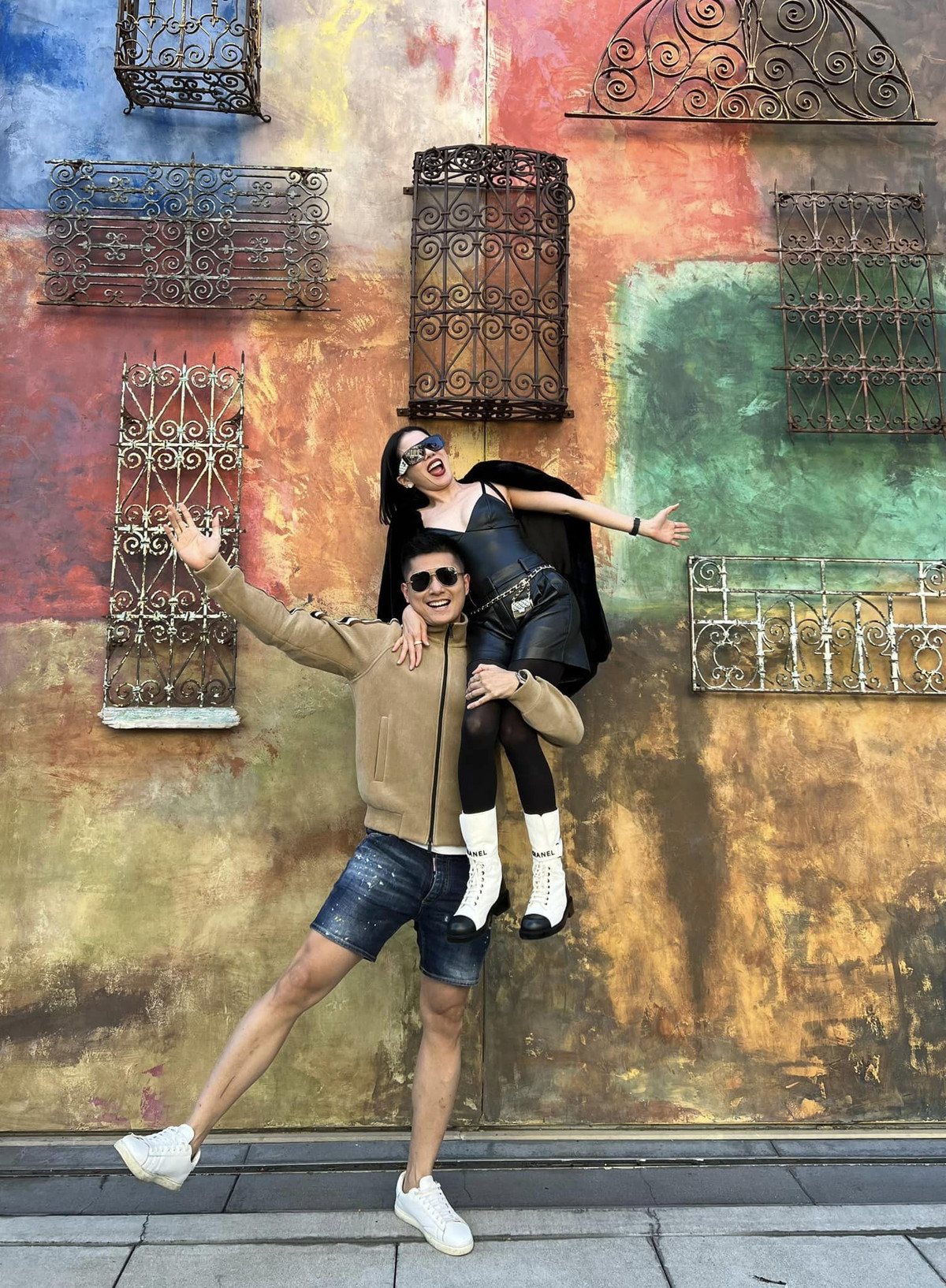 "Luôn vui vẻ, luôn cười không chỉ mỗi ngày này mà tất cả ngày khác nữa", diễn viên viết.