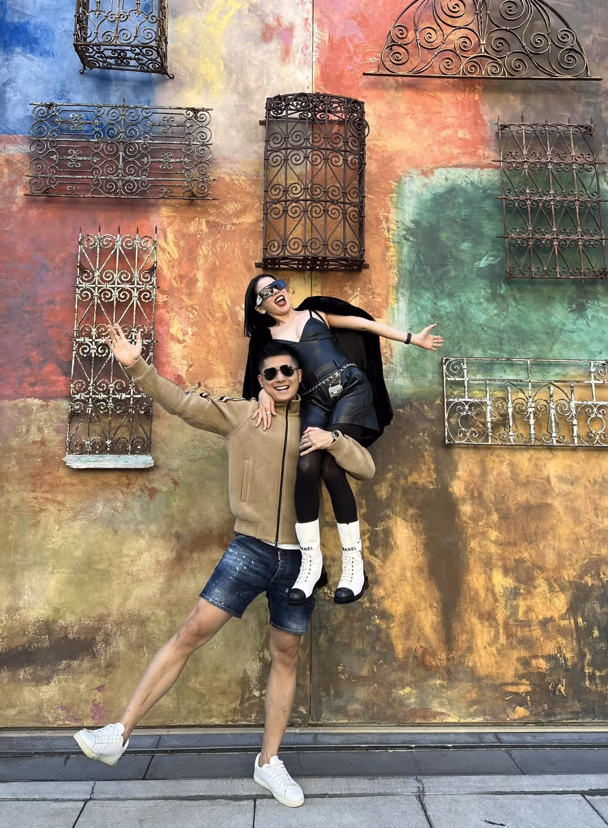 "Luôn vui vẻ, luôn cười không chỉ mỗi ngày này mà tất cả ngày khác nữa", diễn viên viết.