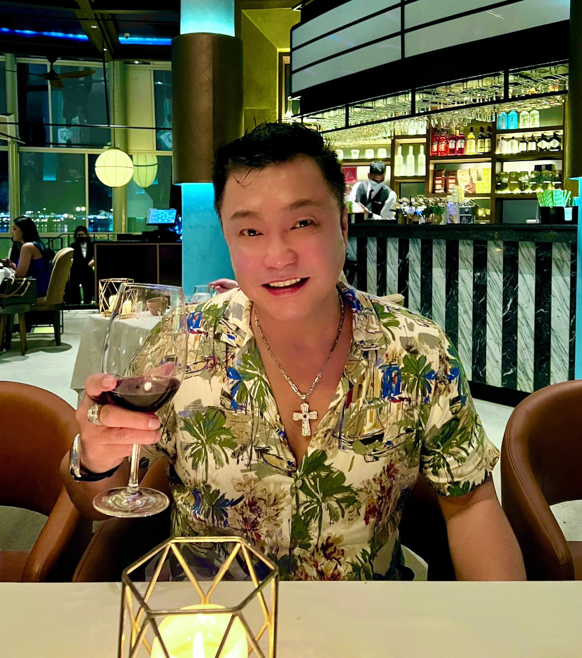 Diễn viên Lý Hùng nhâm nhi món uống yêu thích trong không gian sang trọng.