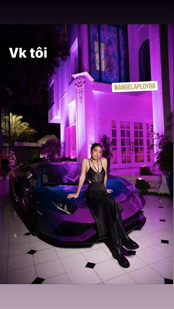 Ông bầu” đăng tải hình ảnh của mỹ nhân người Thái kèm dòng chú thích: “Vk tôi” (Vợ tôi). Động thái công khai gọi mỹ nhân người Thái là vợ của “ông trùm chân dài” khiến dân tình chú ý.