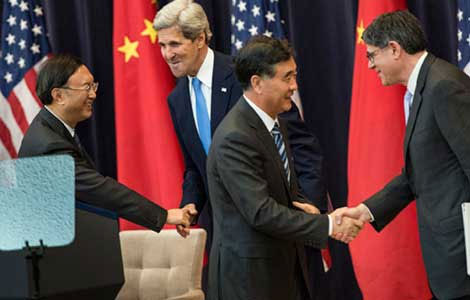 Đại biểu Mỹ-Trung bắt tay nhau trong một sự kiện.