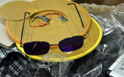 Kính nhìn xuyên các con bài.