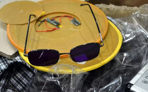 Kính nhìn xuyên các con bài.