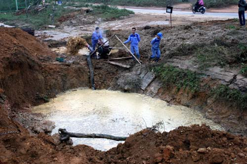 Các cơ quan liên quan đang tập trung khắc phục sự cố vỡ đường ống nước sạch ở đại lộ Thăng Long.