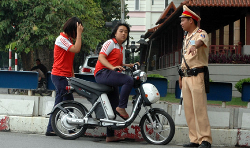 Xe đạp điện, xe máy điện cần có biển BKS để tiện quản lý.