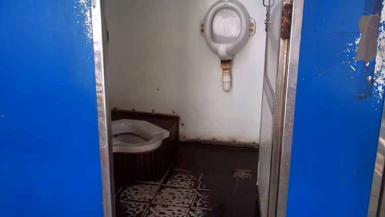 Song, vào bên trong thì chao ôi: cấu bẩn, nhem nhuốc, màu gạch trắng đã biến thành đen sì sì...