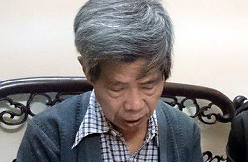 Ông Viễn cho chúng tôi xem bức thư ông vừa viết xong.