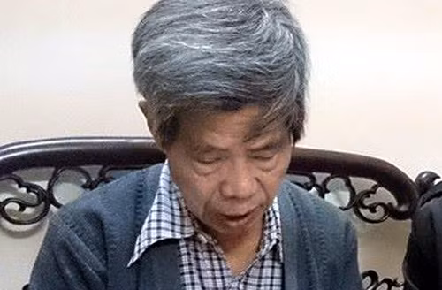 Ông Viễn cho chúng tôi xem bức thư ông vừa viết xong.