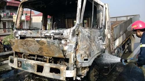 Lực lượng PCCC đến hiện trường dập lửa.