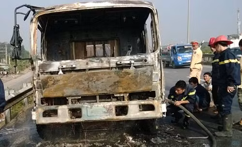 Sau cháy, xe tải chỉ còn lại bộ khung.