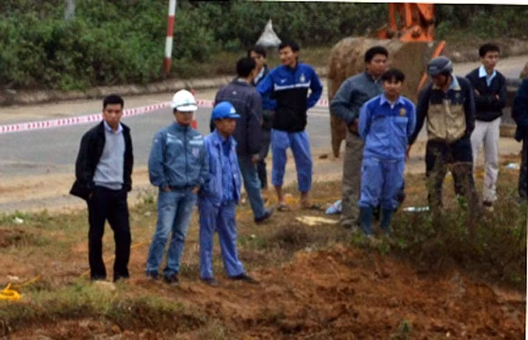 Đường ống nước sạch D1.600 từ sông Đà về Hà Nội đã bị vỡ trên đại lộ Thăng Long, đoạn thuộc huyện Quốc Oai (Hà Nội). Ước tính, hơn 70.000 hộ dân của quận Cầu Giấy, Hoàng Mai, Thanh Xuân sẽ chịu ảnh hưởng trực tiếp.