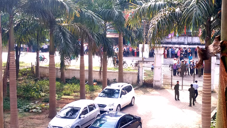 Ban đầu họ đứng bên kia đường...