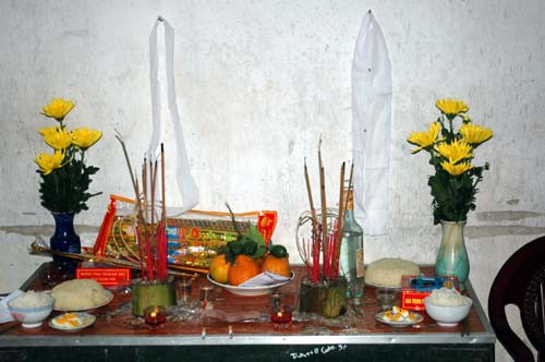 Bà thờ cửa vợ chồng nạn nhân Trì - Bảy.