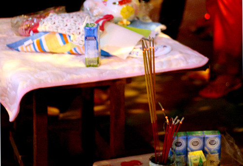 Bàn thờ hài nhi được người dân lập.