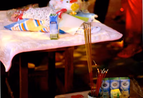 Bàn thờ hài nhi được người dân lập.