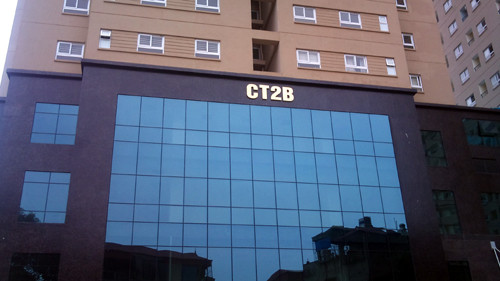 Tòa nhà có các bức tường của một số hộ dân bị ngấm nước.