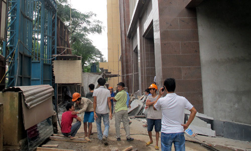 Khu vực mảng vật liệu rơi xuống.