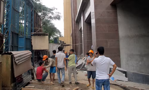 Khu vực mảng vật liệu rơi xuống.