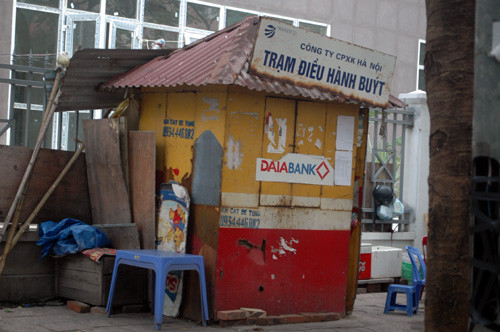 Dịch vụ và sự tăng giá vé xe buýt đang "đá nhau" (Ảnh chụp trên đường Nguyễn Cơ Thach, Từ Liêm, Hà Nội).