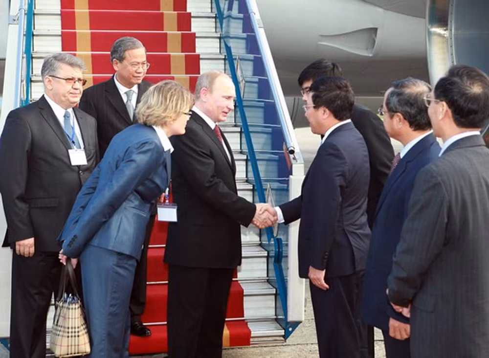 Đón ông là Bộ trưởng Ngoại giao Phạm Bình Minh