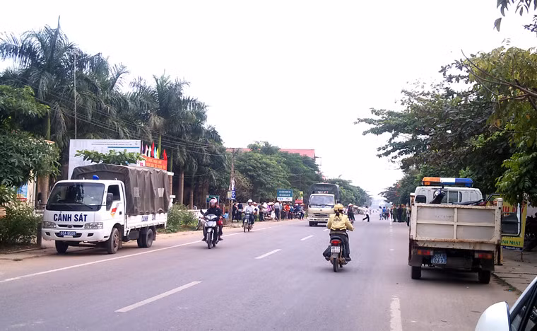 30 phút sau, 2 ô tô chở gần 100 chiến chiến sĩ công an tới UBND xã ...