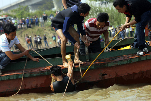 Các thợ lăn cũng khẩn trương tìm kiếm.