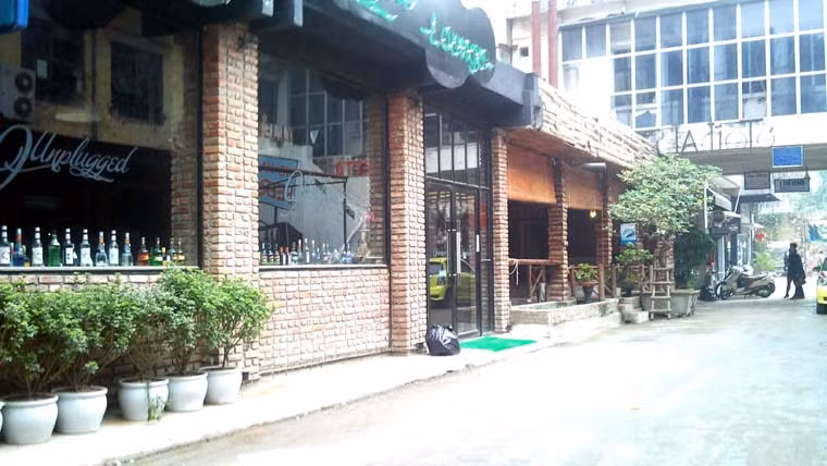 Cửa hàng, quán bar mở trở lại.