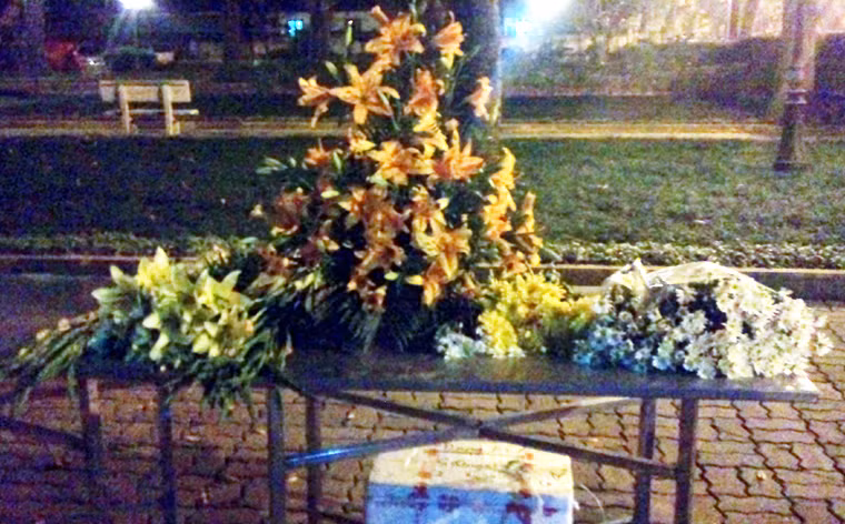 Rất nhiều hoa tươi vẫn được đồng bào mang đến.