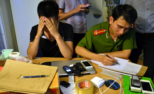 Cơ quan công an tiến hành lập biên bản thu giữ lô hàng.