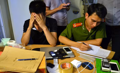 Cơ quan công an tiến hành lập biên bản thu giữ lô hàng.