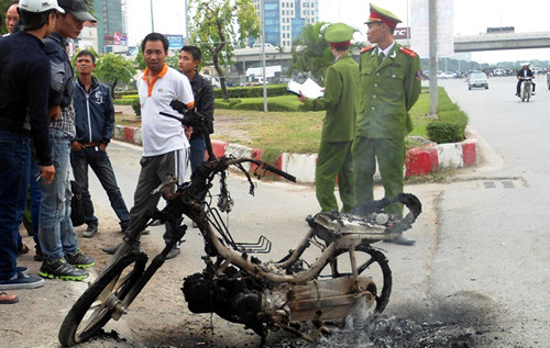 Cơ quan công an đến hiện trường vụ cháy.