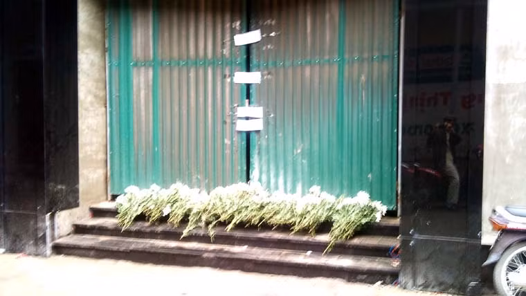 Khu vực 6 nạn nhân tử vong giờ đang được cơ quan chức năng phong tỏa, phía ngoài nhiều hoa cúc trắng tang thương.