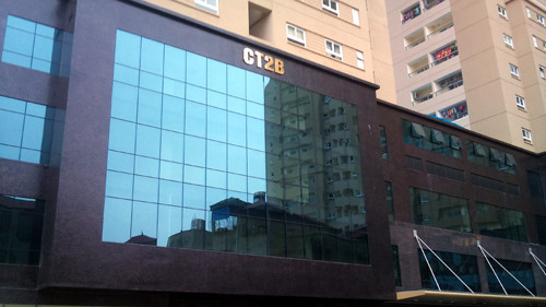 Tòa nhà người dân đang ở bị ngấm nước.