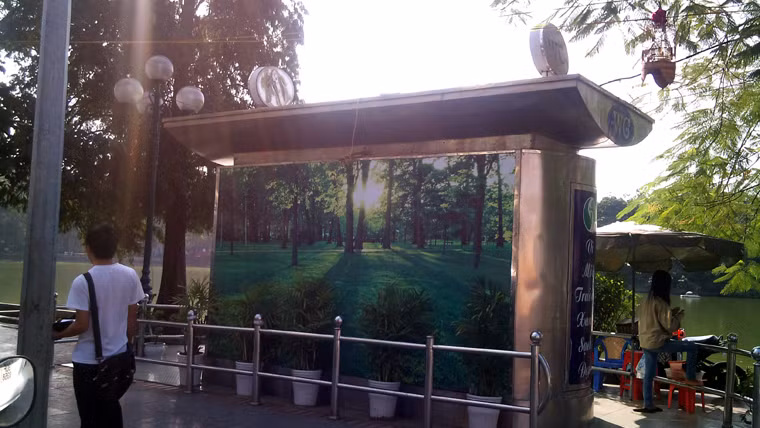 Nhà vệ sinh ở gần trạm bơm nước cạnh ngã tư Đinh Tiên Hoàng - Lê Thái Tổ có nhiều cây cảnh khá đẹp.