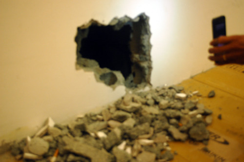 Bức tường bị ngấm được xây bằng gạch cớm.