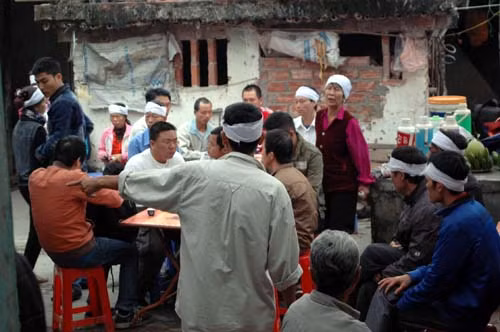 Ngôi nhà xập xệ của vợ chồng nạn nhân Chí - Hạnh tang tóc đau thương bao trùm.