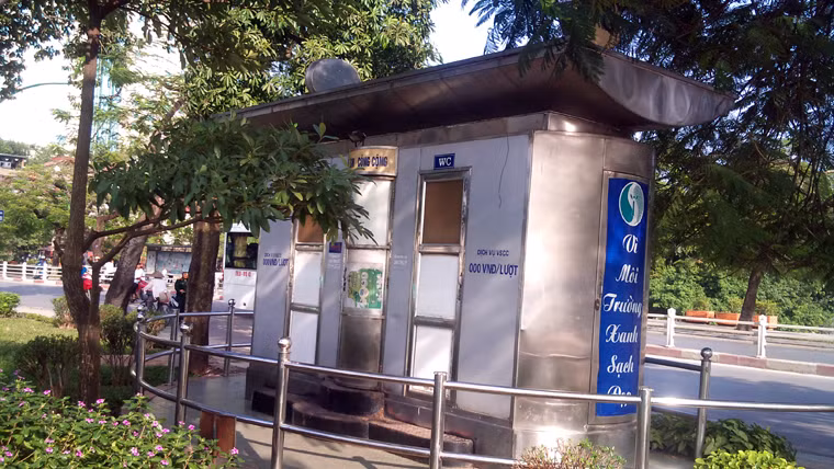 Trên đường Thanh Niên cạnh hồ Tây có 2 nhà vệ sinh công cộng, nhưng vào thời điểm 15h30 ngày 5/11, PV ghi nhận cửa khóa im ỉm.