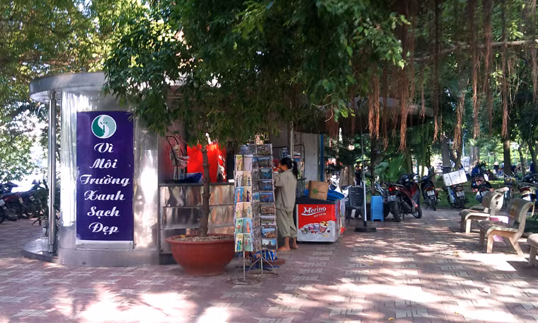 Theo ghi nhận của PV Kiến Thức, nhà vệ sinh công cộng bên hồ Gươm cạnh đường Đinh Tiên Hoàng khá khang trang... nên ăn theo, cửa tiệm tạp hóa mọc san sát.