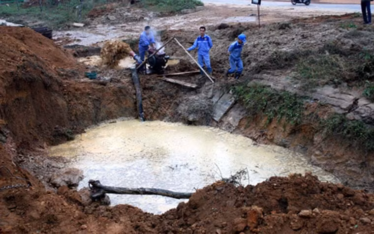 Theo thông tin của PV Kiến Thức thì đây là lần thứ 3 đường ống dẫn nước sạch sông Đà chạy qua đại Lộ Thăng Long bị vỡ. Lần thứ nhất xảy ra vào tháng 2/2012, làm ảnh hưởng đến khoảng 40.000 hộ dân. Lần thứ hai xảy ra vào ngày 23/3/2013, khiến hơn 70.000 hộ dân thuộc các quận, huyện: Hoàng Mai, Cầu Giấy, Thanh Xuân, Thanh Trì và Từ Liêm bị ảnh hưởng.